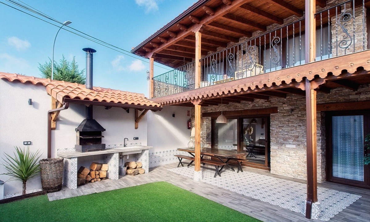 San Justo de la Vega House | Holiday Home 'Con Encanto' with Private Garden, Balcony and Wi-Fi
