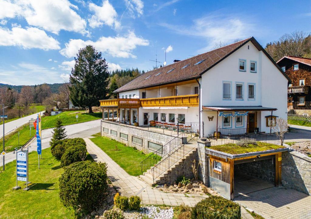 Bayerisch Eisenstein House | Holiday Home Bayerisch Häusl by Interhome