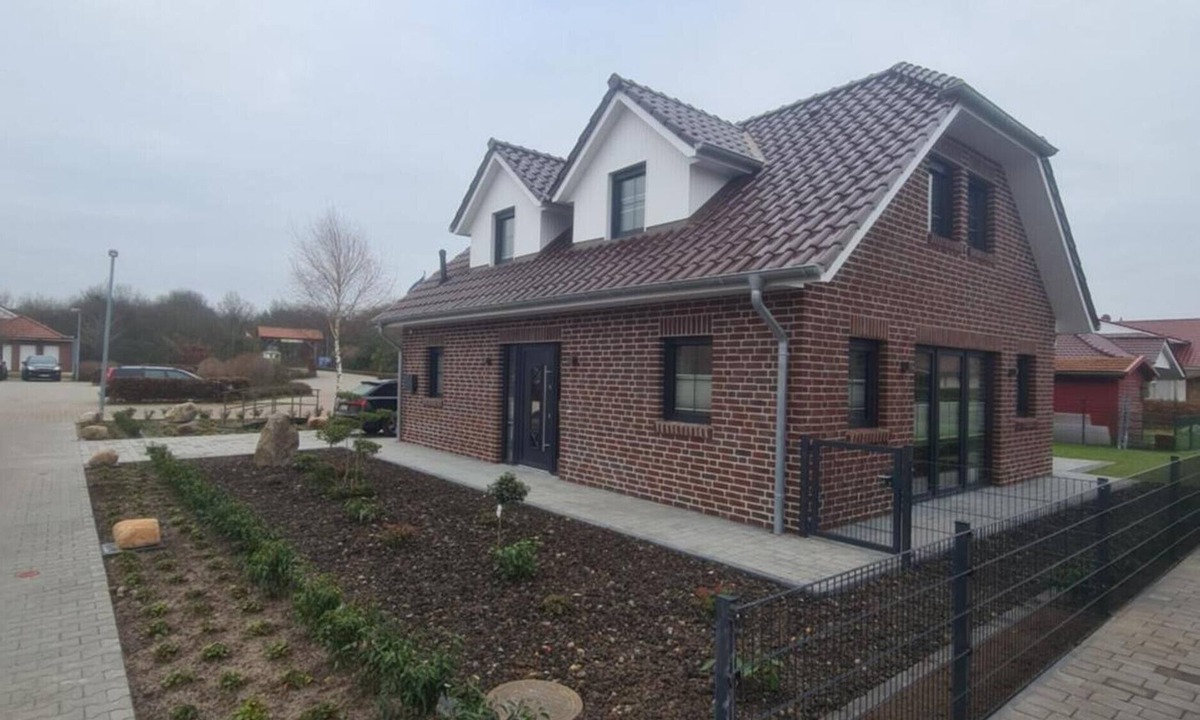 Geeste House | Holiday Home 'Emily' with Lake View, Private Terrace and Wi-Fi