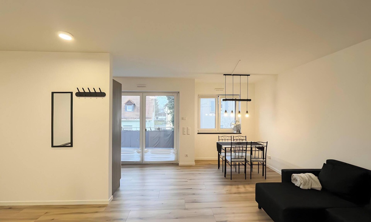 Kostheim House | Holiday Home 'Fortuna Suite' with Balcony and Wi-Fi