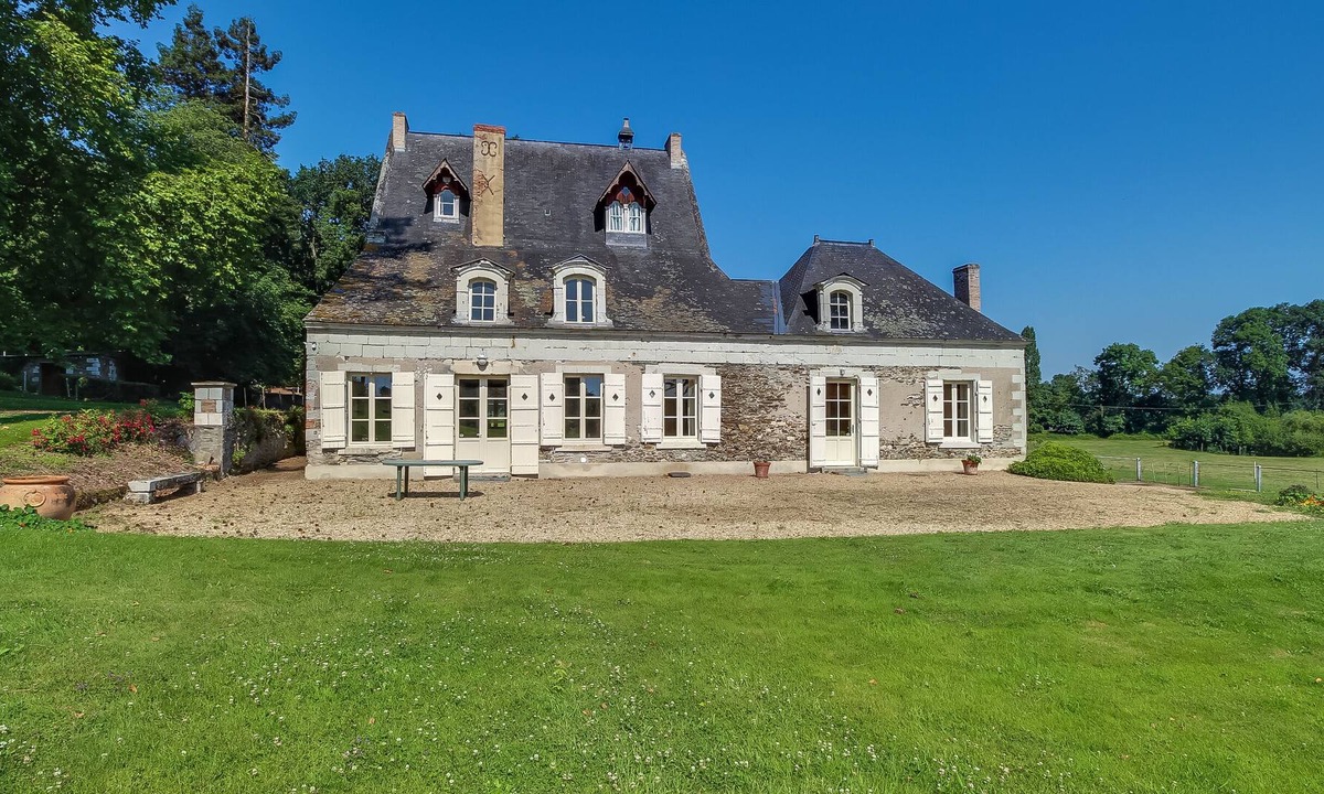 Montreuil-Juigne Other | Holiday Home 'Gîte De Charme Bord De La Mayenne' with Shared Terrace and Wi-Fi