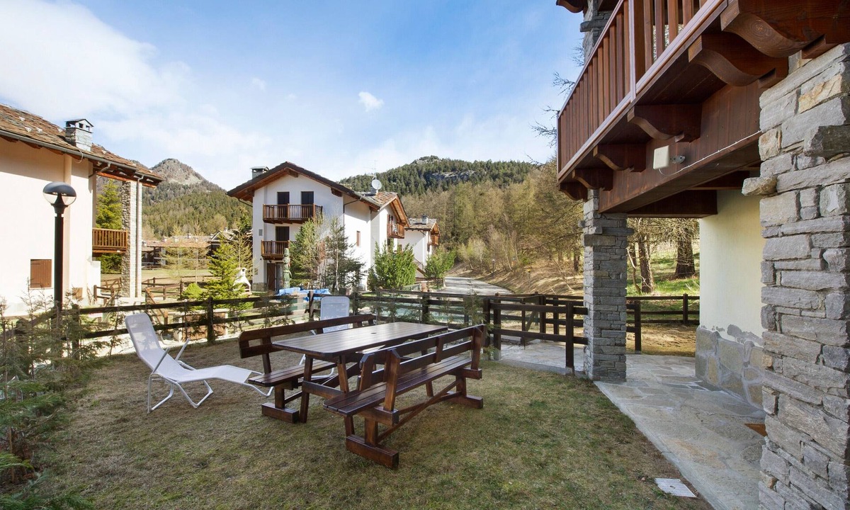 Saint-Vincent House | Holiday Home 'Gioiello Col De Joux' with Mountain View, Private Garden and Wi-Fi