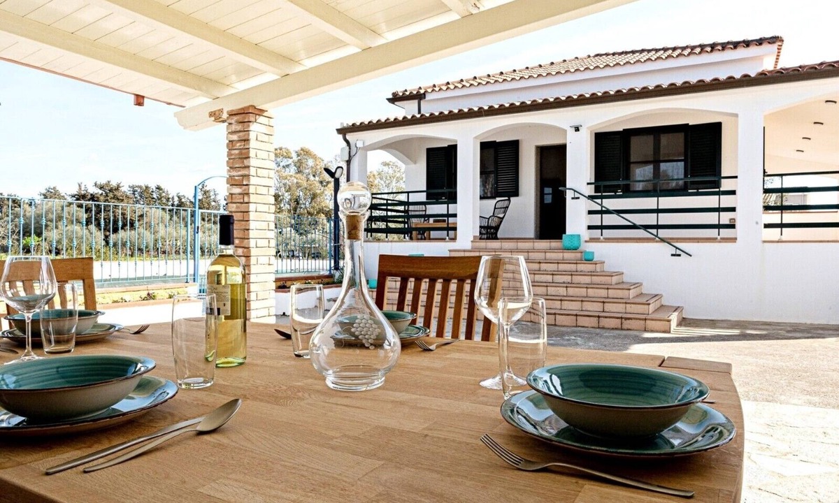 Alghero House | Holiday Home 'Giulia' with Shared Pool, Wi-Fi and Air Conditioning