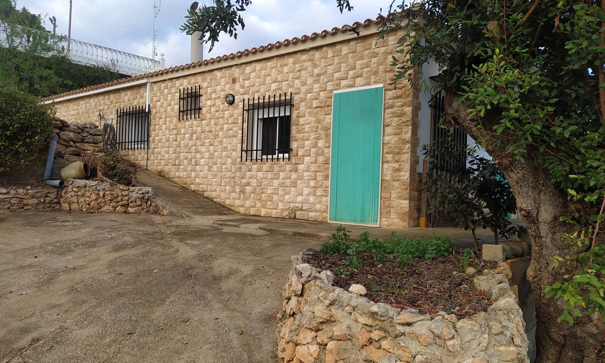 Catadau House | Holiday Home 'La Caseta D'Amparo' with Mountain Views, Private Terrace & Wi-Fi
