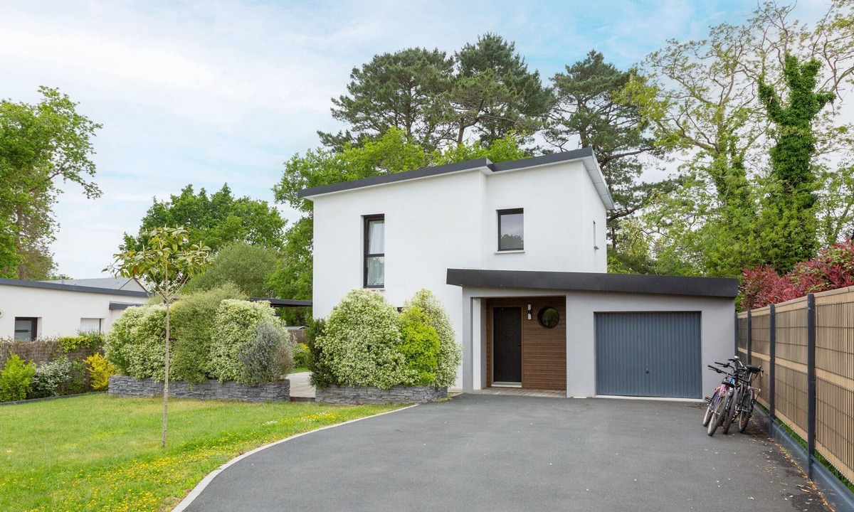 Fouesnant House | Holiday Home “La Maison Des Dunes – Beach & Bikes” with Private Terrace, Garden & Wi-Fi