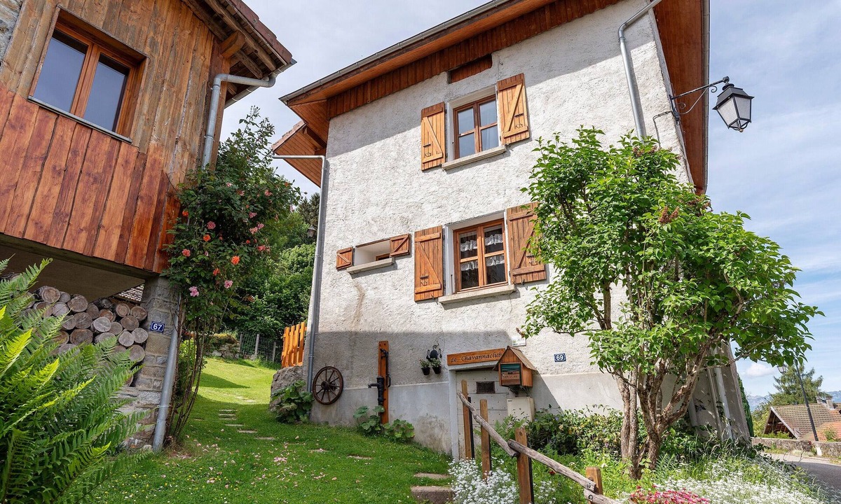 Allevard House | Holiday Home 'Le Chavannaclub' with Mountain View, Private Terrace and Wi-Fi