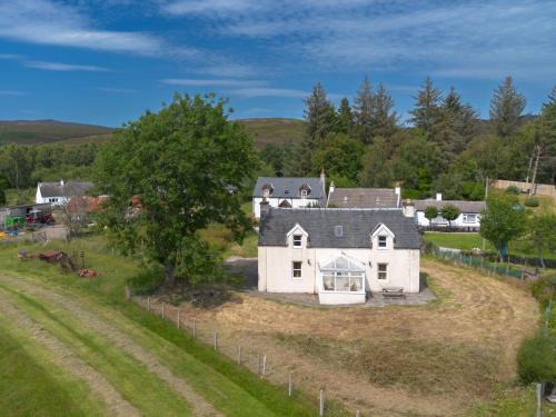 Balnain House | Holiday Home Loch Meiklie View by Interhome