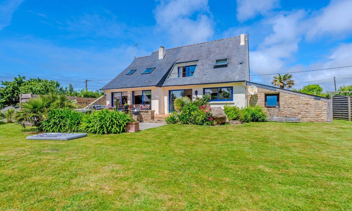 Porspoder House | Holiday Home 'Maison Avec Spa À 700m De La Plage' with Private Terrace, Private Garden and Wi-Fi