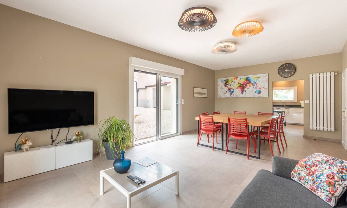Ousse House | Holiday Home 'Maison De Campagne' with Private Terrace, Private Garden and Wi-Fi
