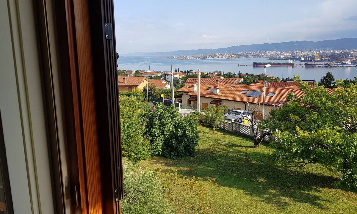 Muggia House | Holiday Home "Mare e Lavanda" with Sea View, Private Garden & Wi-Fi