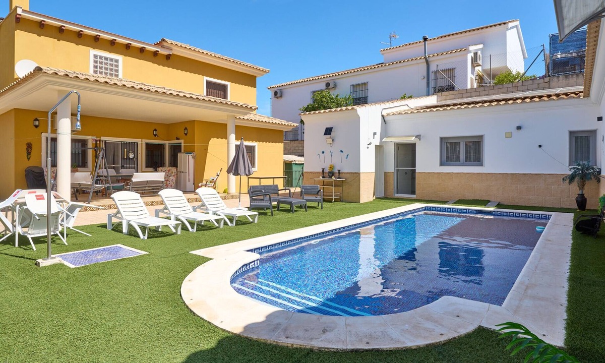 Puente Genil House | Holiday Home 'Marisol' with Shared Pool, Wi-Fi and Air Conditioning