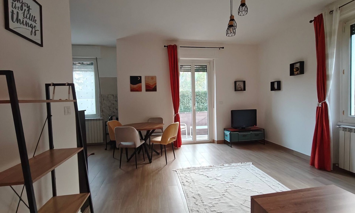Cuasso Al Monte House | Holiday Home 'Montivivi Ferienwohnung Nahe See' with Mountain View, Private Terrace and Wi-Fi