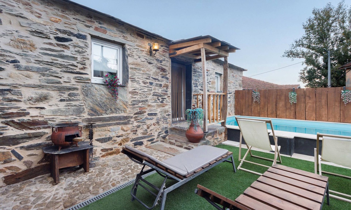 Castelo de Paiva House | Holiday Home 'T2 Da Chica' with Shared Pool in Arocua