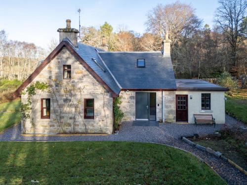 Inverarnie House | Holiday Home Rose Cottage by Interhome