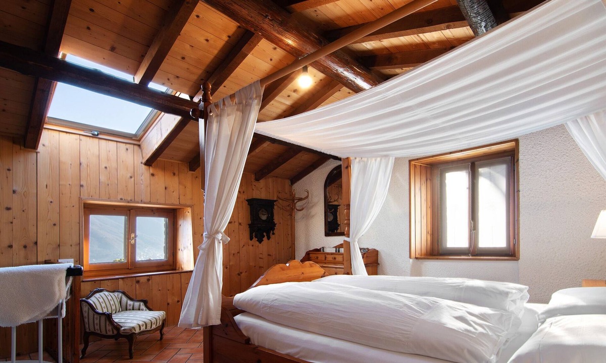 Moltrasio House | Holiday Home 'Stone House Of The Year 1500' with Lake View, Private Terrace and Wi-Fi