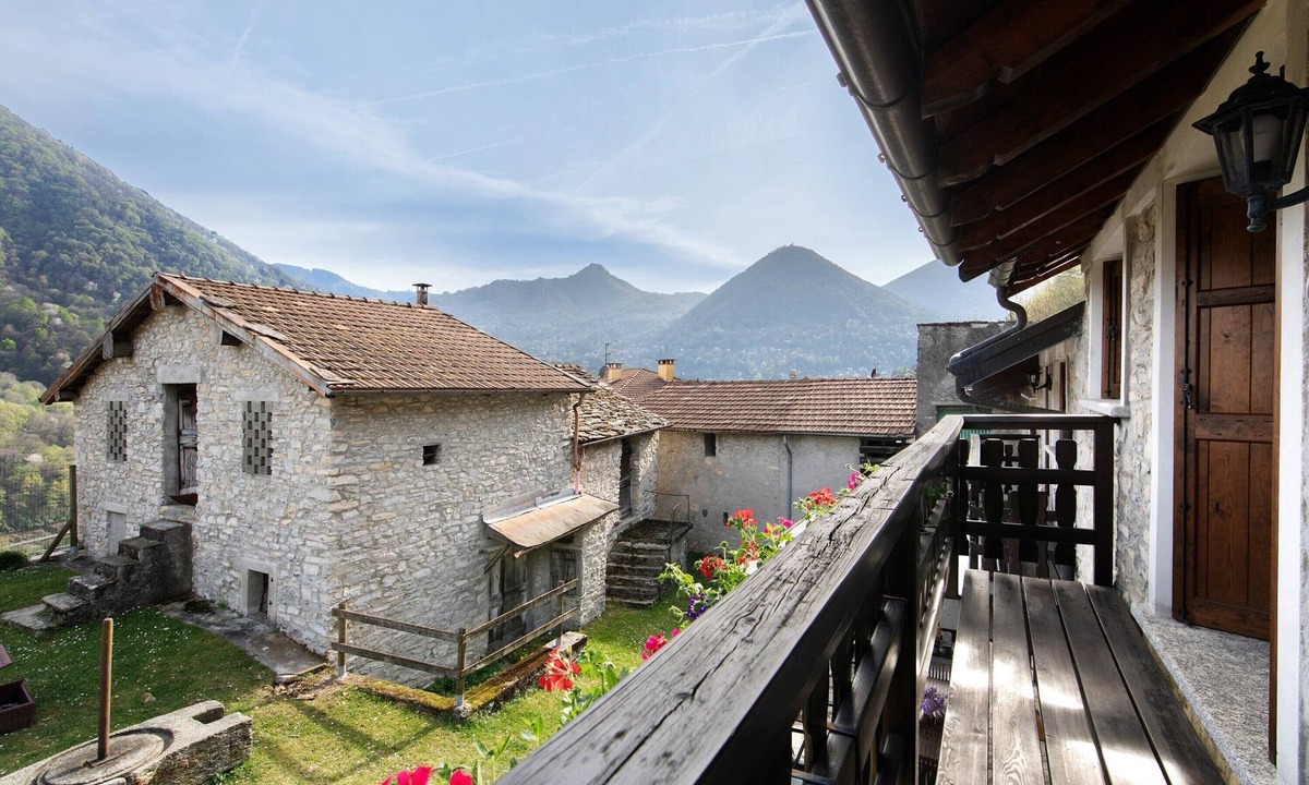 Dizzasco House | Holiday Home 'Tra Lago e Monti' near Argegno with Lake View, Private Terrace & Parking