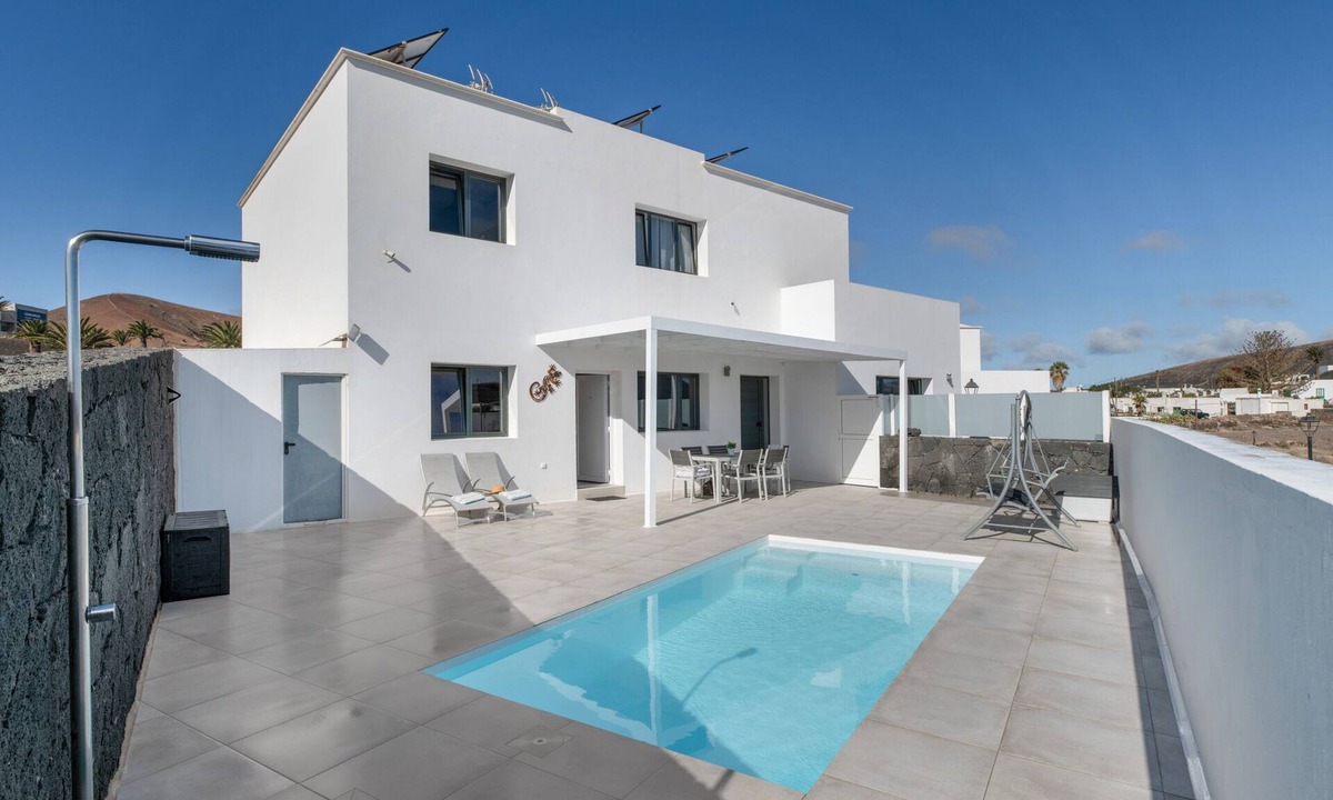 Uga House | Holiday Home 'Tranquility Among Volcanoes' with Private Pool, Shared Terrace & Wi-Fi