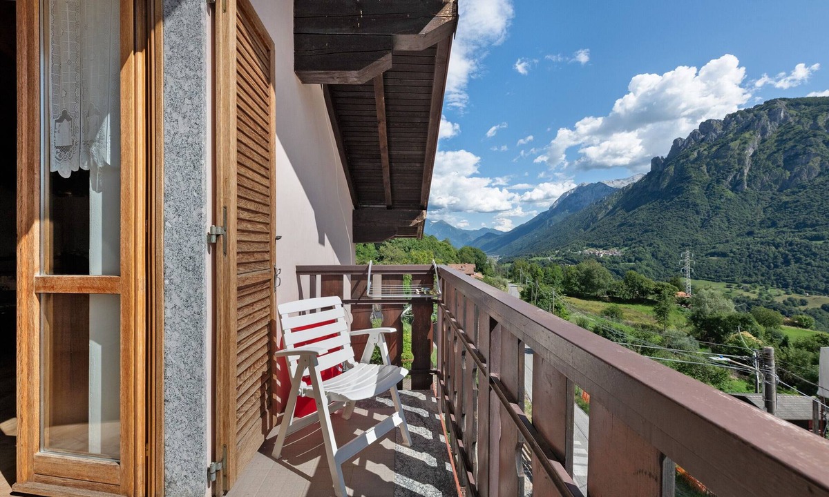 Vendrogno House | Holiday Home 'Vendrogno' with Mountain View, Private Garden and Wi-Fi