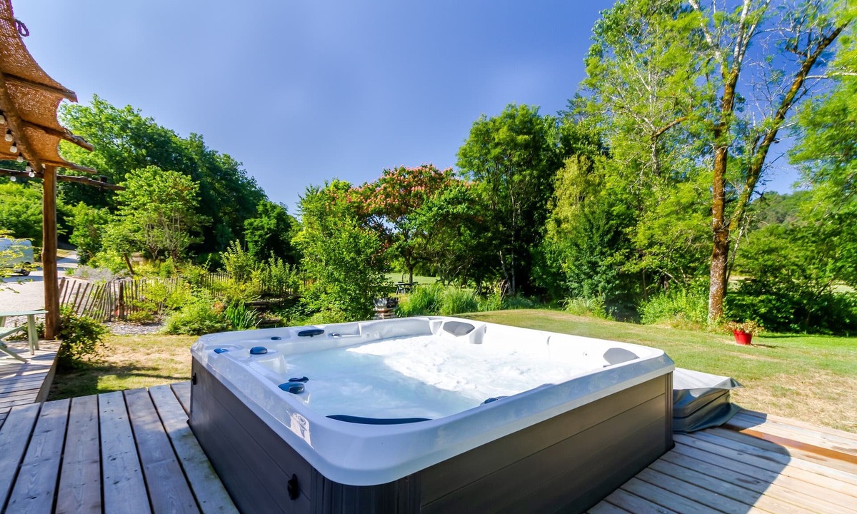 Thonac House | Holiday Home with Jacuzzi, Peaceful Haven in the Heart of Nature