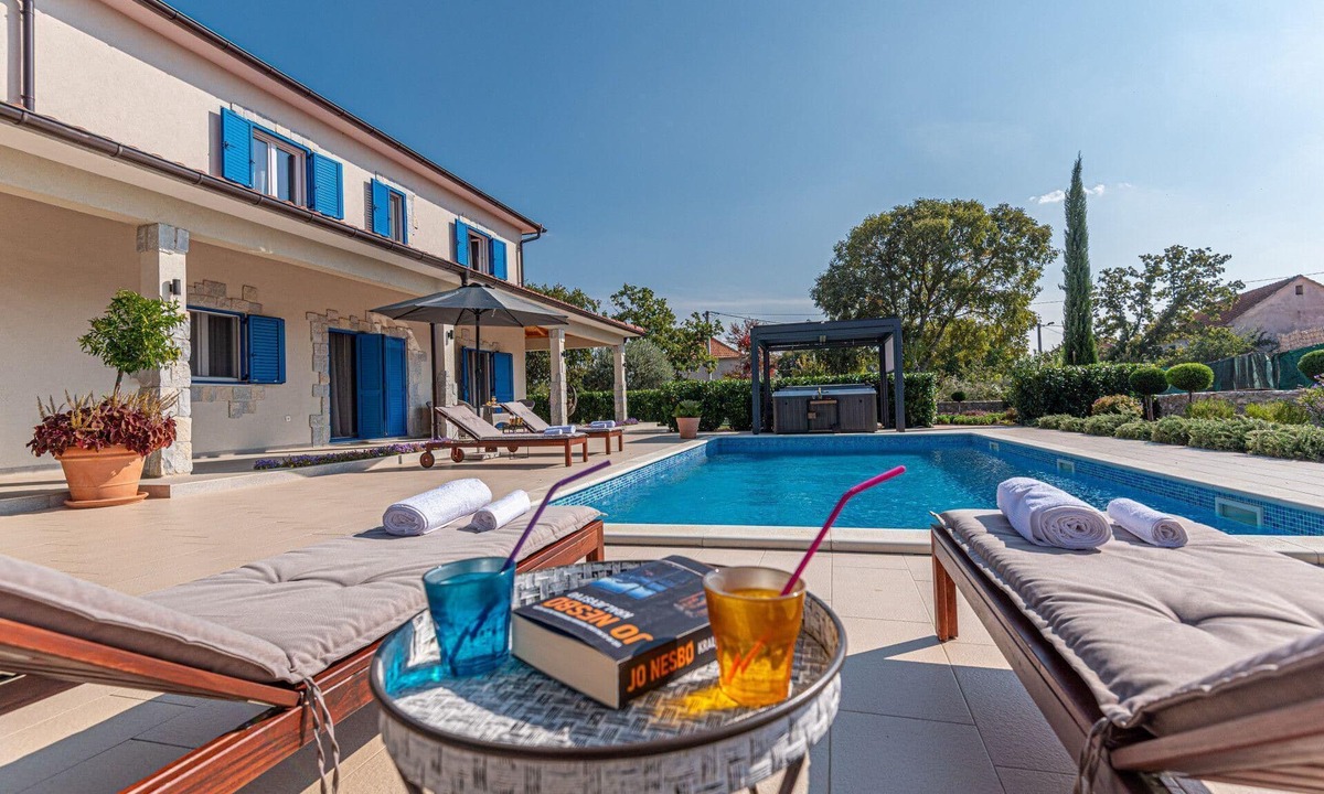 Drnis House | Holiday house Drnis for 1 - 9 persons with 5 bedrooms - Holiday house