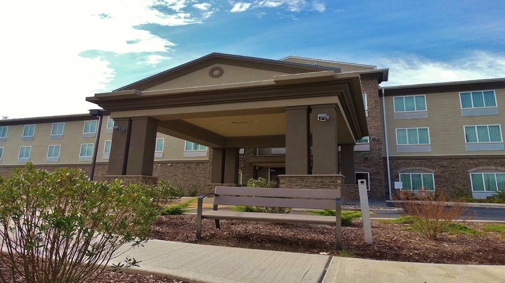 Montgomery Hotel | Holiday Inn Express & Suites Montgomery, an IHG Hotel