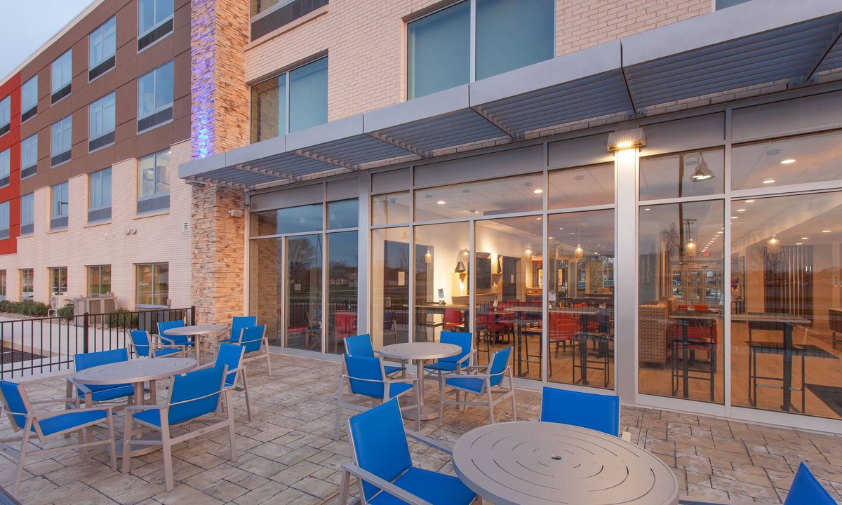 Sterling Heights Hotel | Holiday Inn Express and Suites Detroit/Sterling Heights by IHG