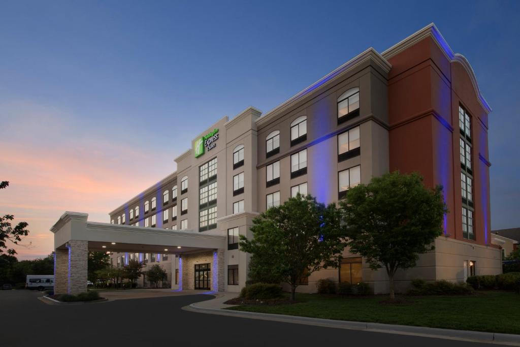 Linthicum Heights Hotel | Holiday Inn Express & Suites Baltimore - BWI Airport North by IHG