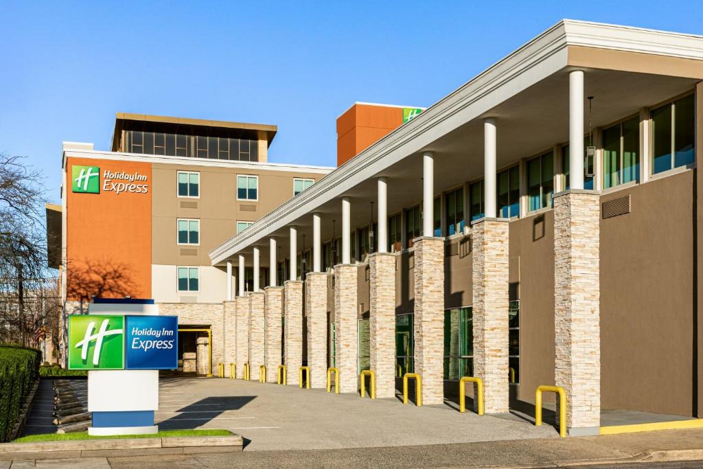 Downtown Baltimore Hotel | Holiday Inn Express Baltimore at the Stadiums by IHG