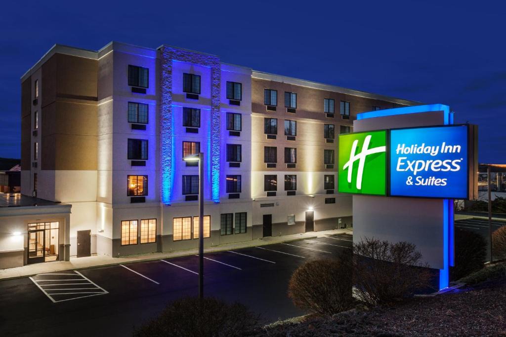Woonsocket Hotel | Holiday Inn Express Hotel & Suites Providence-Woonsocket by IHG