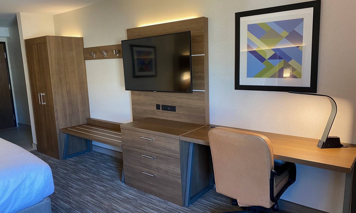 Chatsworth Hotel | Holiday Inn Express & Suites Chatsworth by IHG