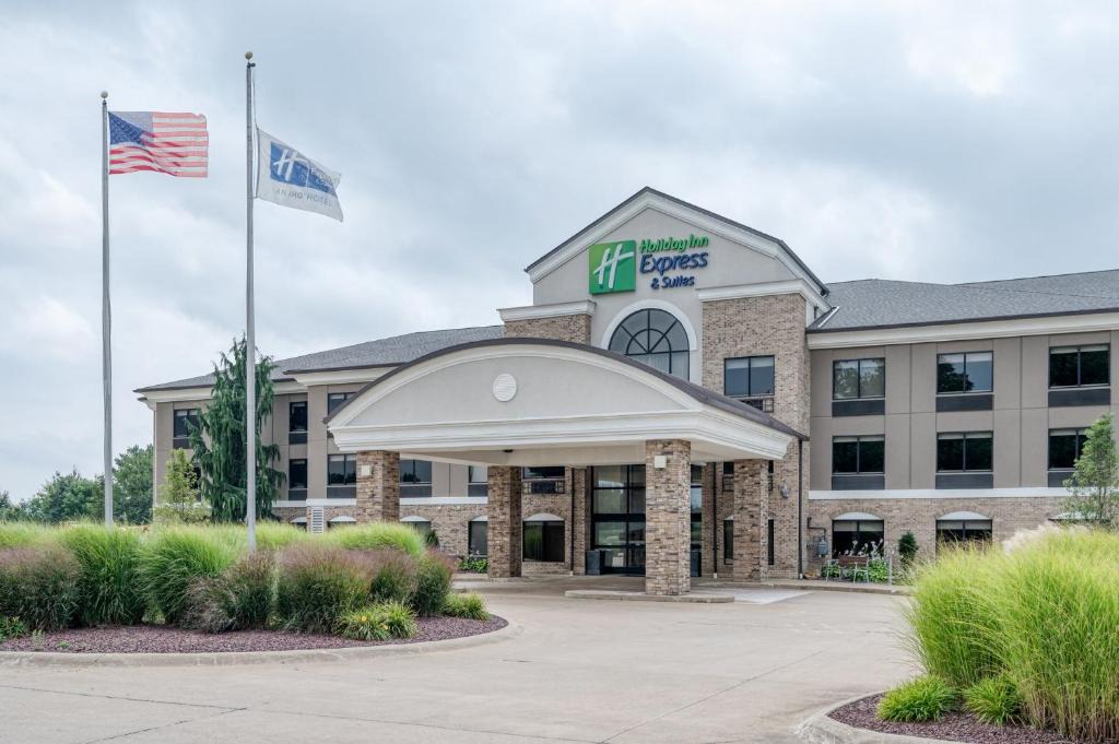 Wadsworth Hotel | Holiday Inn Express & Suites Wadsworth by IHG