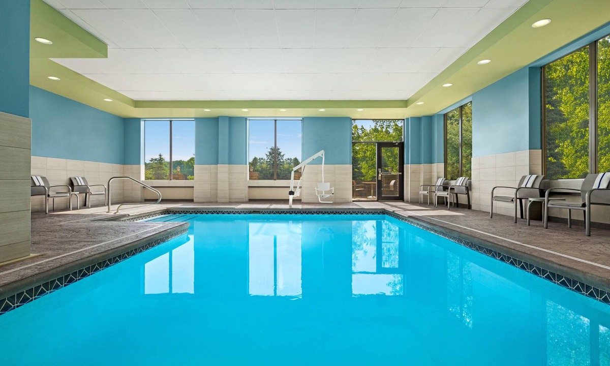 Akron Hotel | Holiday Inn Express & Suites Akron Regional Airport Area by IHG
