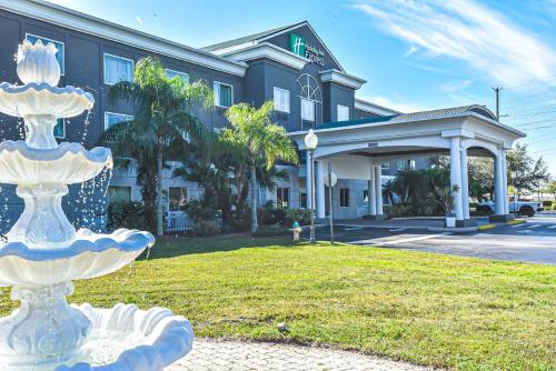 Cocoa Hotel | Holiday Inn Express & Suites Cocoa by IHG