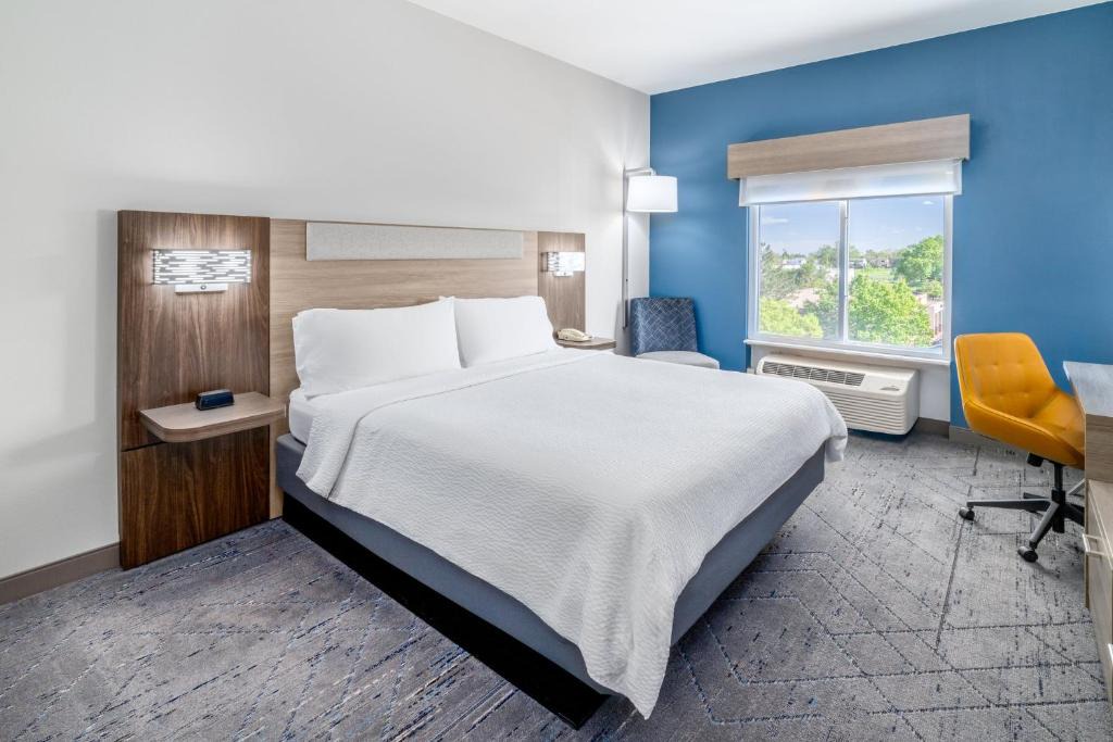 Thornton Hotel | Holiday Inn Express & Suites Denver North - Thornton by IHG