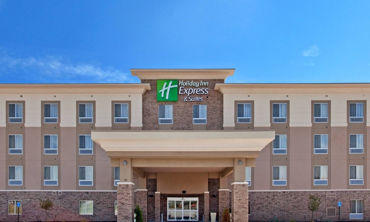 Topeka Hotel | Holiday Inn Express & Suites Topeka North by IHG