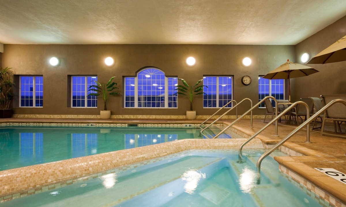 Lake Hallie Hotel | Holiday Inn Express & Suites Eau Claire North by IHG