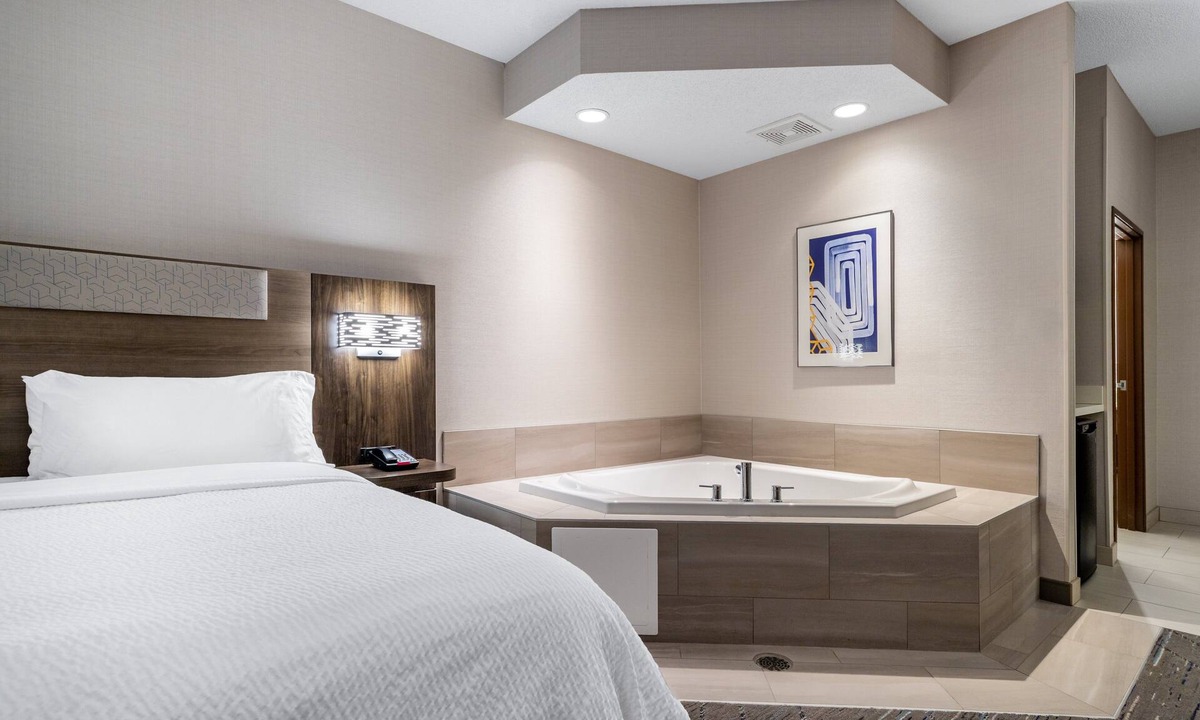White Bear Lake Hotel | Holiday Inn Express & Suites Vadnais Heights by IHG