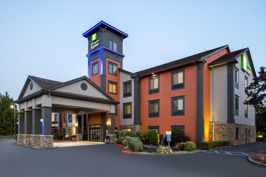 Pleasant Valley Hotel | Holiday Inn Express Vancouver North by IHG