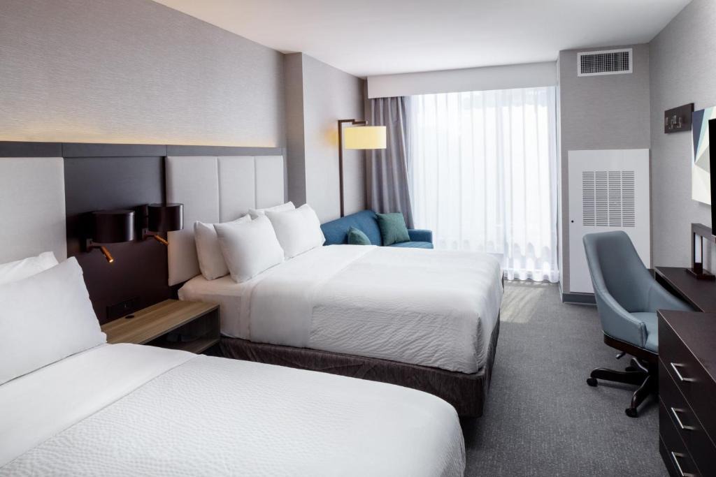 Mount Vernon Triangle Hotel | Holiday Inn Express Washington DC Downtown by IHG