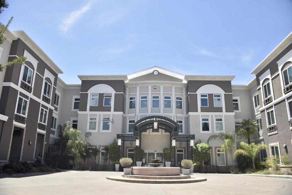 Windsor Hotel | Holiday Inn Express Windsor Sonoma Wine Country by IHG