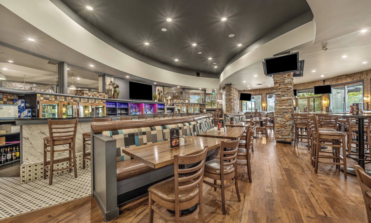 South Lethbridge Hotel | Holiday Inn Lethbridge by IHG