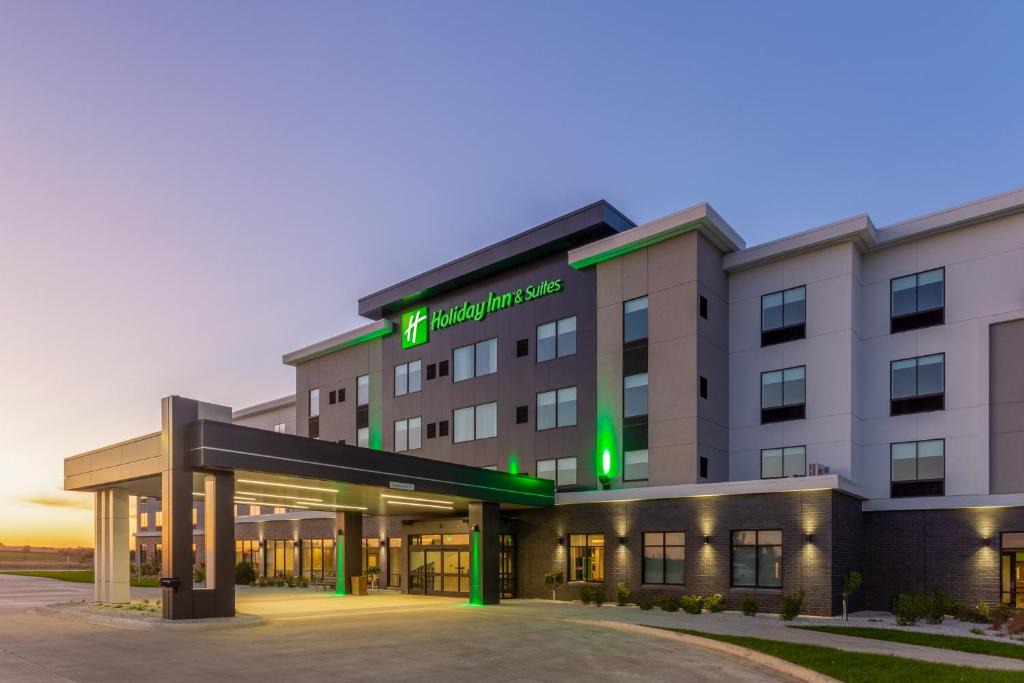 Cedar Falls Hotel | Holiday Inn & Suites Cedar Falls-Waterloo Event Ctr by IHG