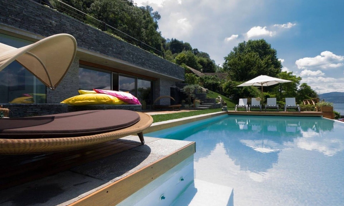 Ispra Villa | holiday vacation large villa rental italy, italian lakes district, lake maggiore, lakeside, pool, walk to town, air cond