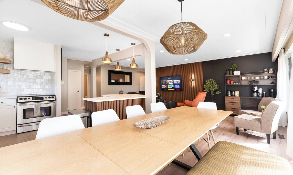 North Central Edmonton House | HOLIDAYS BunkBedsDreams- NAIT/Royal Alex hospital/Rogers place/WEM/Sleeps 14