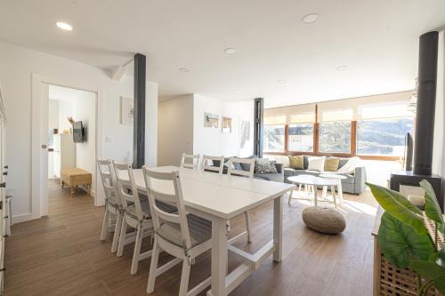 Pradollano Apartment | Holidays. Rosebud. 3 dormitorios & parking. 8 personas