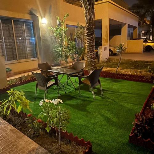 Karachi District Bed & Breakfast | Holidazzle Villa
