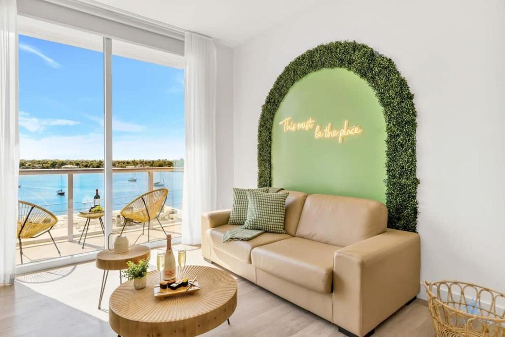 Hollywood Apartment | Hollywood Beach - Front Bay View - Amazing Pool
