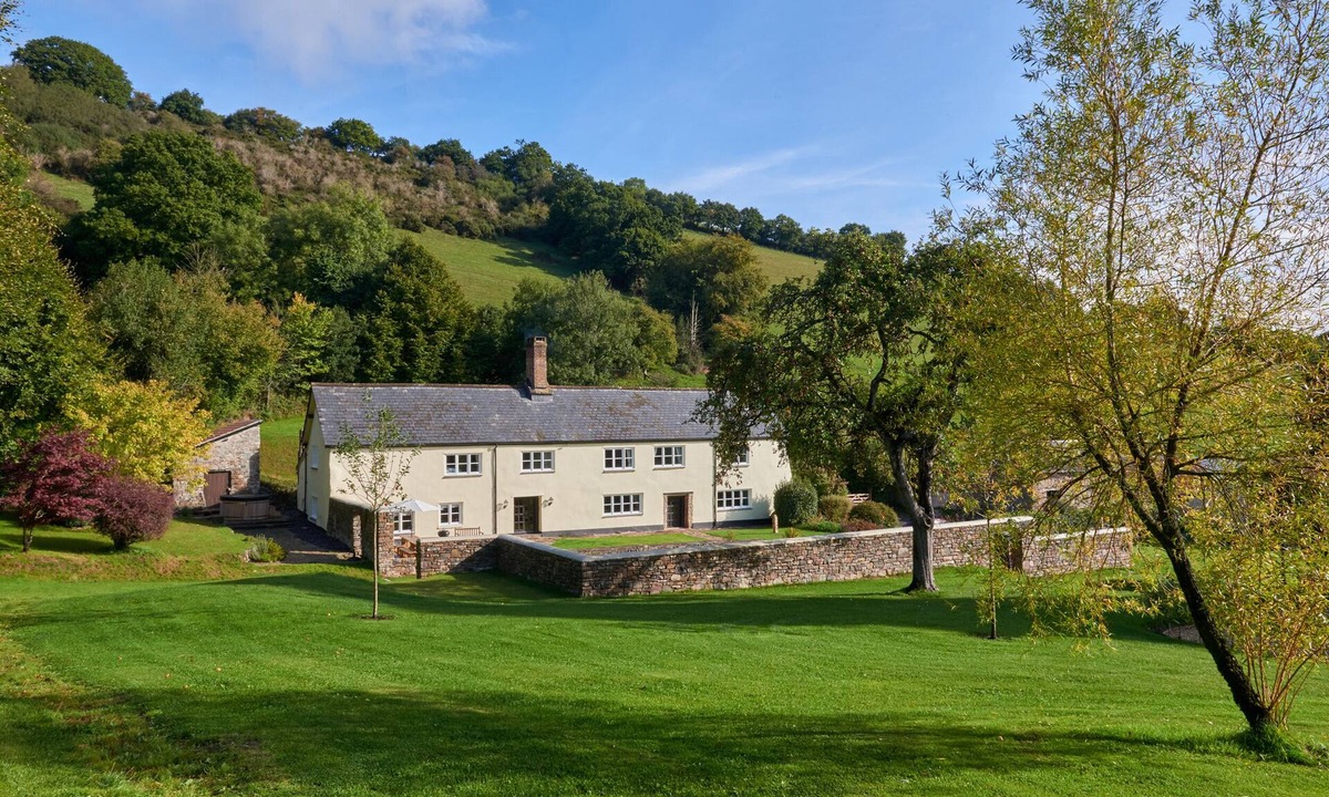 Bampton Cottage | HOLWELL FARMHOUSE, pet friendly, with hot tub in Bampton, Devon