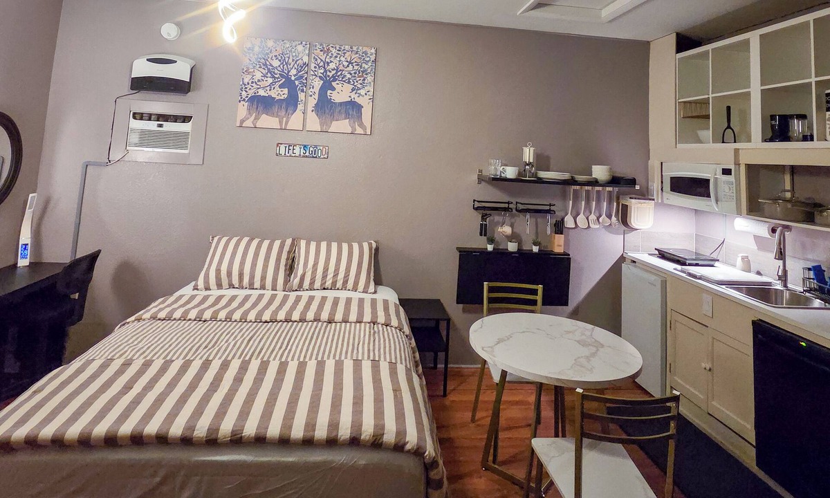 Centennial House | Home Away From Home! Beautiful Private Guest House