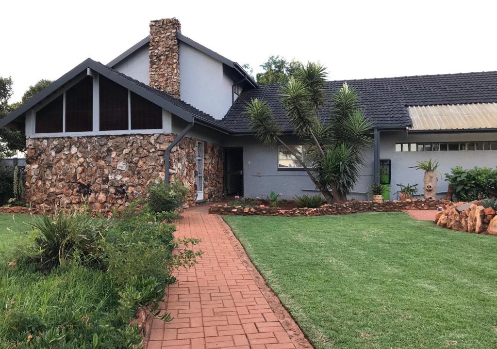 Brakpan House | @ Home Bed & Breakfast